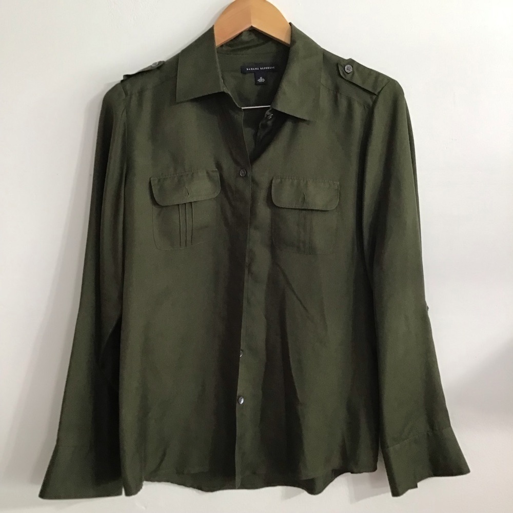Banana republic size M button down front pockets 100% silk long sleeve top